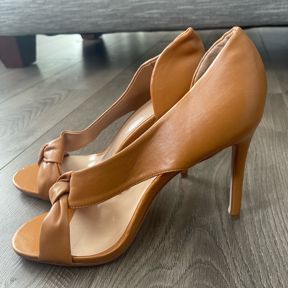 Camel color heels w cute knot accent. Size 9